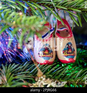 Coppia di zoccoli olandese su un albero di Natale Foto Stock