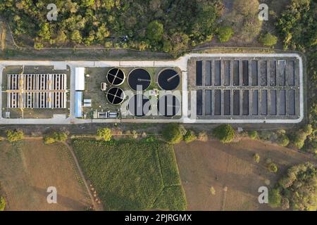 Impianto di depurazione dell'acqua di riciclo sopra la vista superiore del drone. Serbatoio di filtrazione per acqua Foto Stock