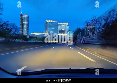 Vista mattutina dall'auto sull'Autostrada A 40 nel centro di Essen, nella zona della Ruhr, nella Renania settentrionale-Vestfalia, in Germania Foto Stock