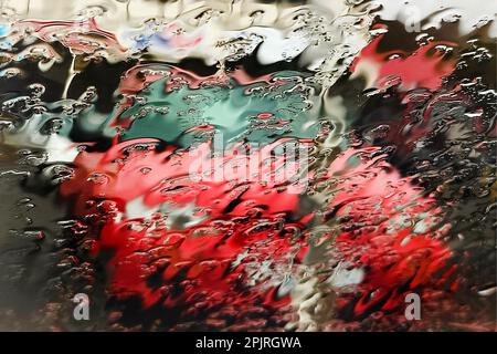 Vista indistinta dall'auto attraverso un finestrino bagnato dalla pioggia su un'auto rossa, l'Islanda Foto Stock