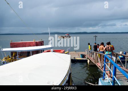 Valenca, Bahia, Brasile - 19 gennaio 2023: Le barche si fermavano nel porto della città di Valenca a Bahia. Foto Stock