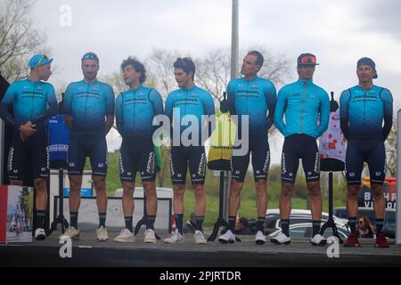 Vitoria-Gasteiz, Spagna. 3rd Apr, 2023. Piloti del Team Astana - Qazaqstan nella presentazione durante la 1st tappa del Paese Basco Itzulia 2023 tra Vitoria-Gasteiz e Labastida, il 03 aprile 2023, a Vitoria-Gasteiz, Spagna. (Foto di Alberto Brevers/Pacific Press) Credit: Pacific Press Media Production Corp./Alamy Live News Foto Stock