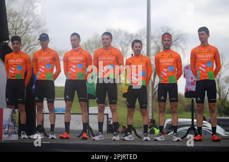 Vitoria-Gasteiz, Spagna. 3rd Apr, 2023. Euskaltel - Euskadi corridori nella presentazione durante la 1st tappa del Paese Basco Itzulia 2023 tra Vitoria-Gasteiz e Labastida, il 03 aprile 2023, a Vitoria-Gasteiz, Spagna . (Foto di Alberto Brevers/Pacific Press) Credit: Pacific Press Media Production Corp./Alamy Live News Foto Stock