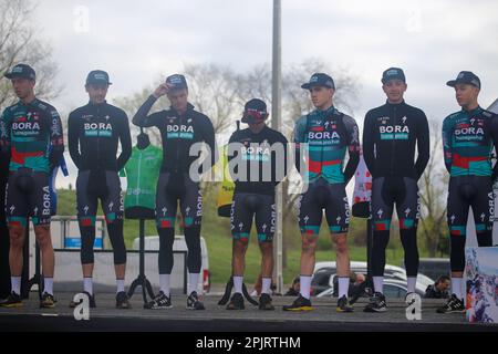 Vitoria-Gasteiz, Spagna. 3rd Apr, 2023. Piloti da Bora - Hansgrohe nella presentazione durante la 1st tappa del Paese Basco Itzulia 2023 tra Vitoria-Gasteiz e Labastida, il 03 aprile 2023, a Vitoria-Gasteiz, Spagna . (Foto di Alberto Brevers/Pacific Press) Credit: Pacific Press Media Production Corp./Alamy Live News Foto Stock