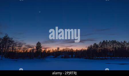 Luna di Crescent sul lago Loretta nel Wisconsin settentrionale. Foto Stock