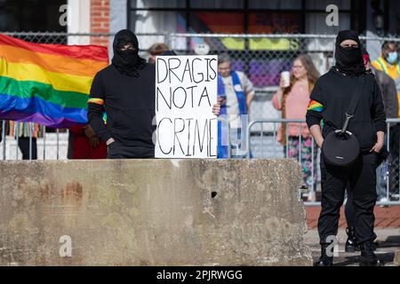 Stati Uniti. 01st Apr, 2023. CHARDON, OHIO - APRILE 1: Gli antifascisti sorvegliano l'ingresso di Element 41, un ristorante che tiene un brunch da 18 e oltre per raccogliere denaro per un programma di spazio sicuro di una chiesa locale il 1 Aprile 2023 a Chardon, Ohio. La protesta di Chardon arriva sulla scia di una recente impennata di manifestazioni anti-resistenza nelle comunità dell'Ohio e in tutto il paese. (Foto di Michael Nigro) (Foto di Michael Nigro/Pacific Press) Credit: Pacific Press Media Production Corp./Alamy Live News Foto Stock