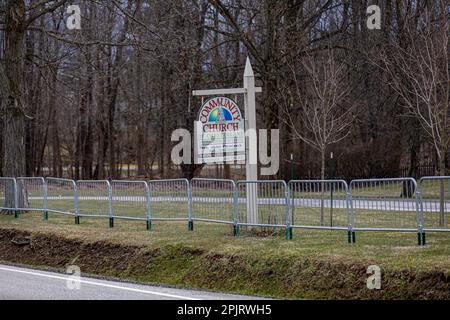 Ohio, Stati Uniti. 1st Apr, 2023. CHESTERLAND, OHIO - APRILE 1: La recinzione della polizia circondava la Chiesa comunitaria di Chesterland durante l'ora della storia della Regina di drag il 1 Aprile 2023 a Chesterland, Ohio. L'accresciuta sicurezza della chiesa, che a quanto pare è stata bombardata da fuoco una settimana prima dell'evento, si è vista sul guai di una recente impennata di manifestazioni anti-resistenza nelle comunità dell'Ohio e in tutto il paese. (Credit Image: © Michaal Nigro/Pacific Press via ZUMA Press Wire) SOLO PER USO EDITORIALE! Non per USO commerciale! Foto Stock