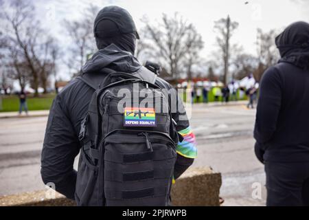 Ohio, Stati Uniti. 1st Apr, 2023. CHARDON, OHIO - APRILE 1: Un controprintore antifascista custodisce l'ingresso di Element 41, un ristorante che tiene un brunch da 18 e oltre per raccogliere denaro per un programma spaziale sicuro di una chiesa locale il 1 Aprile 2023 a Chardon, Ohio. La protesta di Chardon arriva sulla scia di una recente impennata di manifestazioni anti-resistenza nelle comunità dell'Ohio e in tutto il paese. (Credit Image: © Michaal Nigro/Pacific Press via ZUMA Press Wire) SOLO PER USO EDITORIALE! Non per USO commerciale! Foto Stock