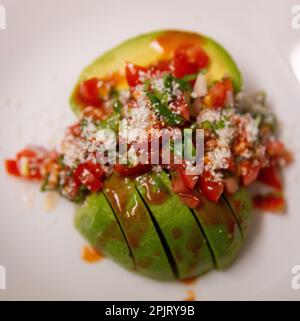 Insalata di avocado con formaggio e salsa calda Foto Stock