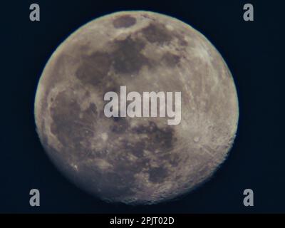 Guardando la quasi completa luna di cera Gibbous da una posizione elevata nel Midwest degli Stati Uniti. Il buio ambiente rurale contribuisce ad aggiungere chiarezza. Foto Stock