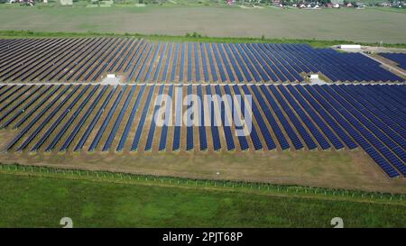Impianto di energia solare. Molti pannelli blu di una grande centrale solare. Vista aerea del drone. Centrale solare. Elettricità pulita e verde. Nuove tecnologie moderne. Tecnologia innovativa alternativa ecologica Foto Stock