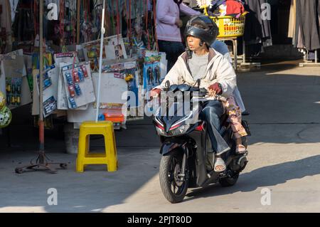 SAMUT PRAKAN, THAILANDIA, 02 2023 FEBBRAIO, la coppia cavalca in moto per strada. Foto Stock