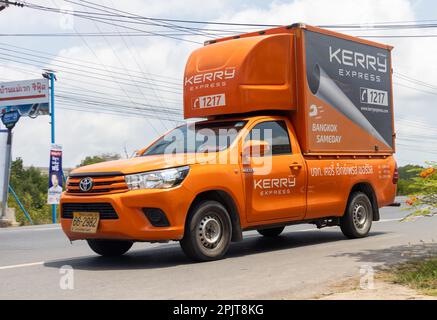 BANGKOK, THAILANDIA, MAR 24 2023, ritiro della compagnia di consegna Kerry Express Ride on the Road Foto Stock