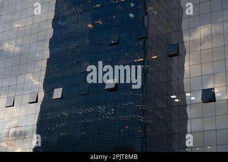 Santiago, Metropolitana, Cile. 3rd Apr, 2023. L'edificio della Gran Torre, il più alto del Sud America, si riflette nelle finestre di un edificio di Santiago, Cile, al tramonto. (Credit Image: © Matias Basualdo/ZUMA Press Wire) SOLO PER USO EDITORIALE! Non per USO commerciale! Foto Stock
