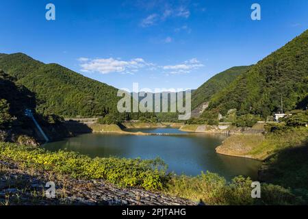 Diga di riempimento roccia 'Arima', multiposa, lago Naguri (Nagri-ko), montagne di Okumusashi, città di Hannou, Provincia di Saitama, Giappone, Asia orientale, Asia Foto Stock