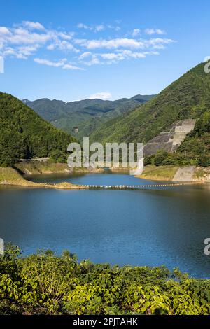 Diga di riempimento roccia 'Arima', multiposa, lago Naguri (Nagri-ko), montagne di Okumusashi, città di Hannou, Provincia di Saitama, Giappone, Asia orientale, Asia Foto Stock