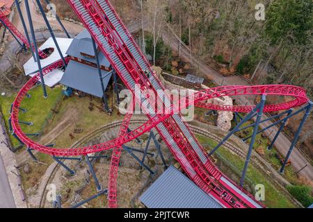 Lengenfeld, Germania. 31st Mar, 2023. Marco Willhelm, meccanico di manutenzione del parco divertimenti Plohn, controlla il guidacatena delle montagne russe Dynamite prima dell'inizio della stagione. Dopo la pausa invernale, i parchi di divertimento della Sassonia riaprono i visitatori in questi giorni, invitandoli a fare giri sulla giostra, sulle montagne russe e sulla ruota panoramica. Il parco di Vogtland offre circa 80 attrazioni e sei montagne russe. La stagione inizia il Giovedi Maundy (6 aprile). (Vista aerea con drone) Credit: Jan Woitas/dpa/Alamy Live News Foto Stock