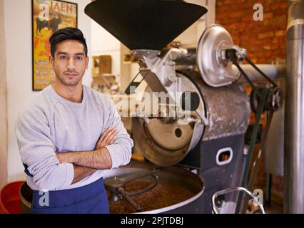 Arrostisco sempre alla perfezione. una macchina per macinare e tostare i chicchi di caffè. Foto Stock