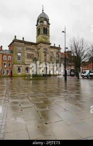 La Guildhall nel centro di Derby subito dopo la pioggia mostrando la sua riflessione sul marciapiede bagnato del mercato. Foto Stock