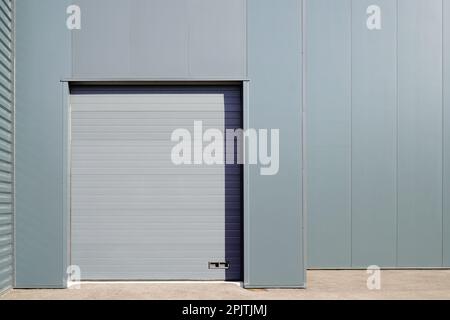 grigio metallo porta a rulli fabbrica magazzino garage grigio industriale magazzino Foto Stock