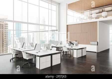 Interno bianco ufficio con poltrone e pc in fila, mansarda aziendale a due piani. Angolo di coworking con zona conferenze. Finestra panoramica su Kuala Lumpur Foto Stock
