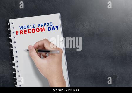 Gli umani scrivono notizie sulla carta. Concetto di giornata mondiale della libertà di stampa Foto Stock