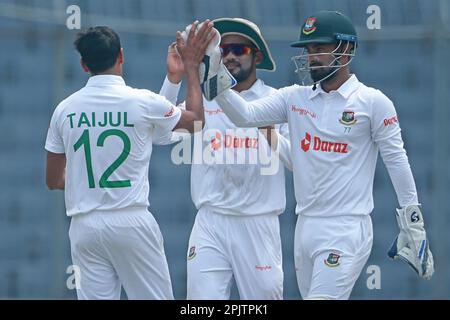 Taijul Islam celebra il suo primo wicket durante il solo test match tra Bangladesh e Irlanda allo Sher-e-Bangla National Cricket Stadium, Mirpur Foto Stock