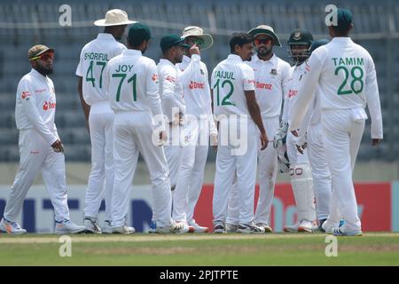 Taijul Islam celebra il suo primo wicket durante il solo test match tra Bangladesh e Irlanda allo Sher-e-Bangla National Cricket Stadium, Mirpur Foto Stock