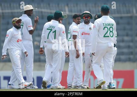 Taijul Islam celebra il suo primo wicket durante il solo test match tra Bangladesh e Irlanda allo Sher-e-Bangla National Cricket Stadium, Mirpur Foto Stock