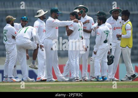 Taijul Islam celebra il suo primo wicket durante il solo test match tra Bangladesh e Irlanda allo Sher-e-Bangla National Cricket Stadium, Mirpur Foto Stock