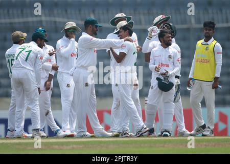 Taijul Islam celebra il suo primo wicket durante il solo test match tra Bangladesh e Irlanda allo Sher-e-Bangla National Cricket Stadium, Mirpur Foto Stock