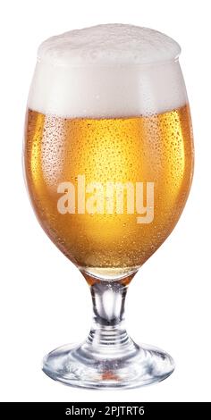 Bicchiere di birra fredda con ampia punta di schiuma isolata su fondo bianco. Tracciato di ritaglio. Foto Stock