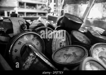 Orologi e quadranti d'auto d'epoca a Horopito Auto Wreckers - Smash Palace. Isola del Nord, Nuova Zelanda. Fotografia in bianco e nero. Foto Stock