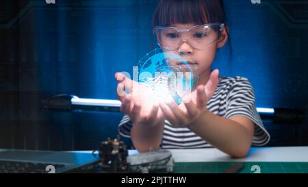 Bambino imparando riparare ottenendo il drone giocattolo di controllo di lezione in officina, codificando e risolvendo il problema di ingegneria nel paese. Progetto scolastico di piccolo scienziato Foto Stock