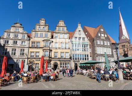 Persone nei caffè della piazza del mercato di Brema - Marktplatz a Am Markt. 16th ° secolo rinascimento case a capanna con la Chiesa di nostra Signora Liebenfrauen (a destra) Foto Stock