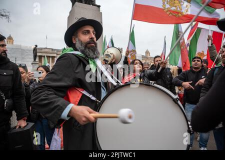 Gli iraniani e i sostenitori britannici hanno marciato attraverso il centro di Londra fino a piazza Tralfalgar per protestare contro la Repubblica islamica al governo in Iran e la condotta dell’IRGC. Il 16 settembre 2022, la donna iraniana di 22 anni, Mahsa Amini, conosciuta anche come Jina Amini, è morta per le ferite che ha ricevuto mentre era in custodia della polizia morale religiosa del governo iraniano. La morte di Amini ha provocato una serie di proteste in Iran contro la Repubblica islamica al governo. Foto Stock