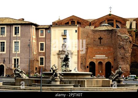 Fontana delle Naiadi e Basilica di Santa Maria degli Angeli e dei Martiri a Roma Foto Stock