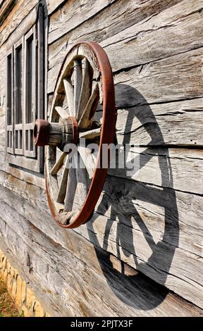 Tradizionale parete di legno, tradizionale rustico mobili in legno, finestra tradizionale, vecchia finestra, legno antico per ornamento, pensione tradizionale in campagna Foto Stock