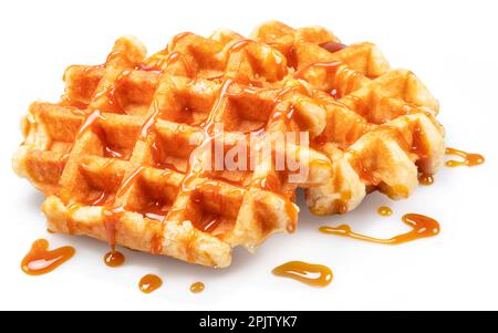Waffle belgi con guarnizione in caramello isolata su fondo bianco. Foto Stock