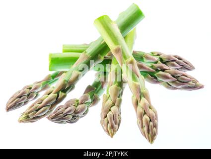 Lance verdi di asparagi isolate su fondo bianco. Foto Stock