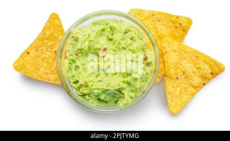 Ciotola di guacamole e patatine di mais vicino su sfondo bianco. Vista dall'alto. Il file contiene il percorso di ritaglio. Foto Stock