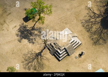 Tegucigalpa. 1st Apr, 2023. Questa foto aerea scattata il 1 aprile 2023 mostra il sito Maya di Copan in Honduras. La città di Copan, con i suoi templi, piazze, terrazze e altre caratteristiche, è un'eccellente rappresentazione della civiltà Maya classica. Credit: Xin Yuewei/Xinhua/Alamy Live News Foto Stock