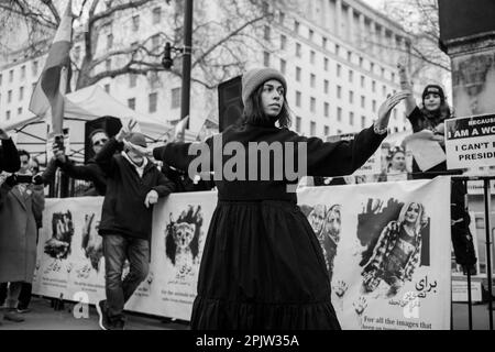 Una performance di ballo per una protesta contro la repubblica islamica dell'Iran. Foto Stock