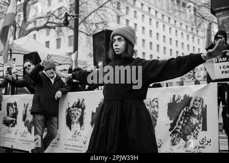 Una performance di ballo per una protesta contro la repubblica islamica dell'Iran. Foto Stock