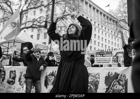 Una performance di ballo per una protesta contro la repubblica islamica dell'Iran. Foto Stock