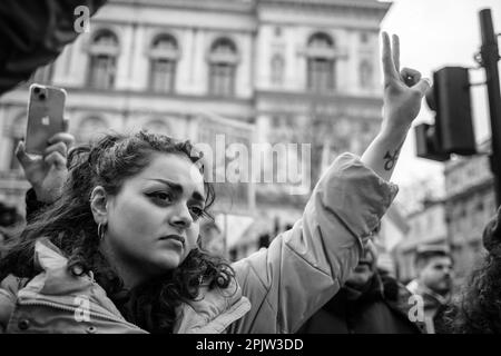 Una performance di ballo per una protesta contro la repubblica islamica dell'Iran. Foto Stock