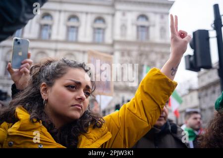 Una performance di ballo per una protesta contro la repubblica islamica dell'Iran. Foto Stock