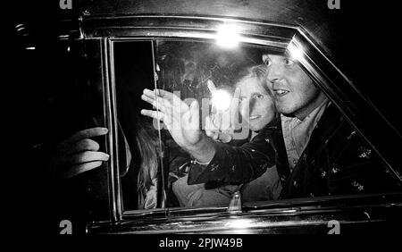 STOCCOLMA 1972-08-07Musician Paul McCartney, con sua moglie Linda e i suoi membri della band nel gruppo pop 'The Wings' in auto dopo il concerto a Gröna Lund, a Stoccolma, Svezia in connessione con il loro tour europeo Foto: Kenneth Jonasson / Expressen / TT / Code: 24 ** AFTONBLADET OUT ** Foto Stock