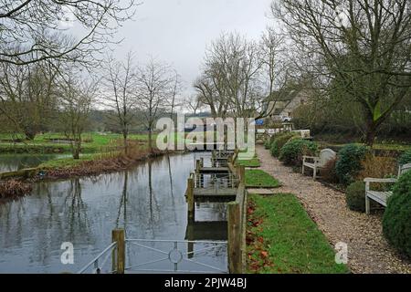 Esterno architettura di campagna e design di edifici europei presso la fattoria Bibury Trout nel villaggio di Cotswold, Inghilterra, Regno Unito Foto Stock