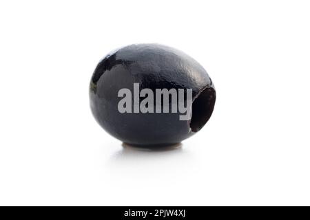 Oliva nera snocciolata isolata su fondo bianco. Foto Stock